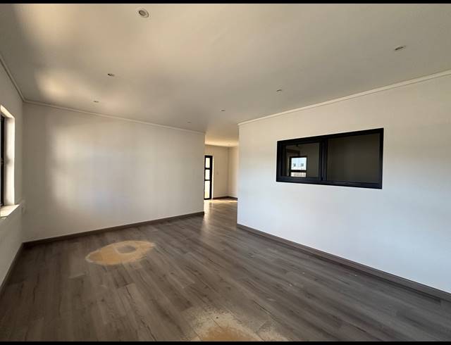1,060M² WAREHOUSE TO LET IN STRAND INDUSTRIA